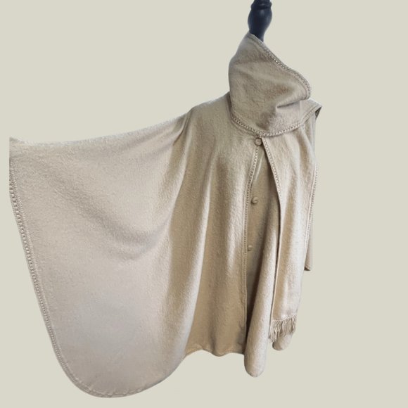 SOLD - Peruvian wool Baby Alpaca Cape Shawl Camel Color - very warm - Picture 3 of 7